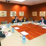 De Santiago Juárez y Marta López se reúnen con Tudanca, Fernández, Fuengtes y Fernández Carriedo en las Cortes