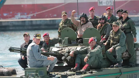 Nicolás Maduro encabeza unas maniobras militares, el domingo en Caracas, Venezuela