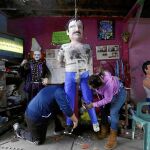 Unos artesanos preparan una piñata con la figura de «El Chapo» en Reynosa