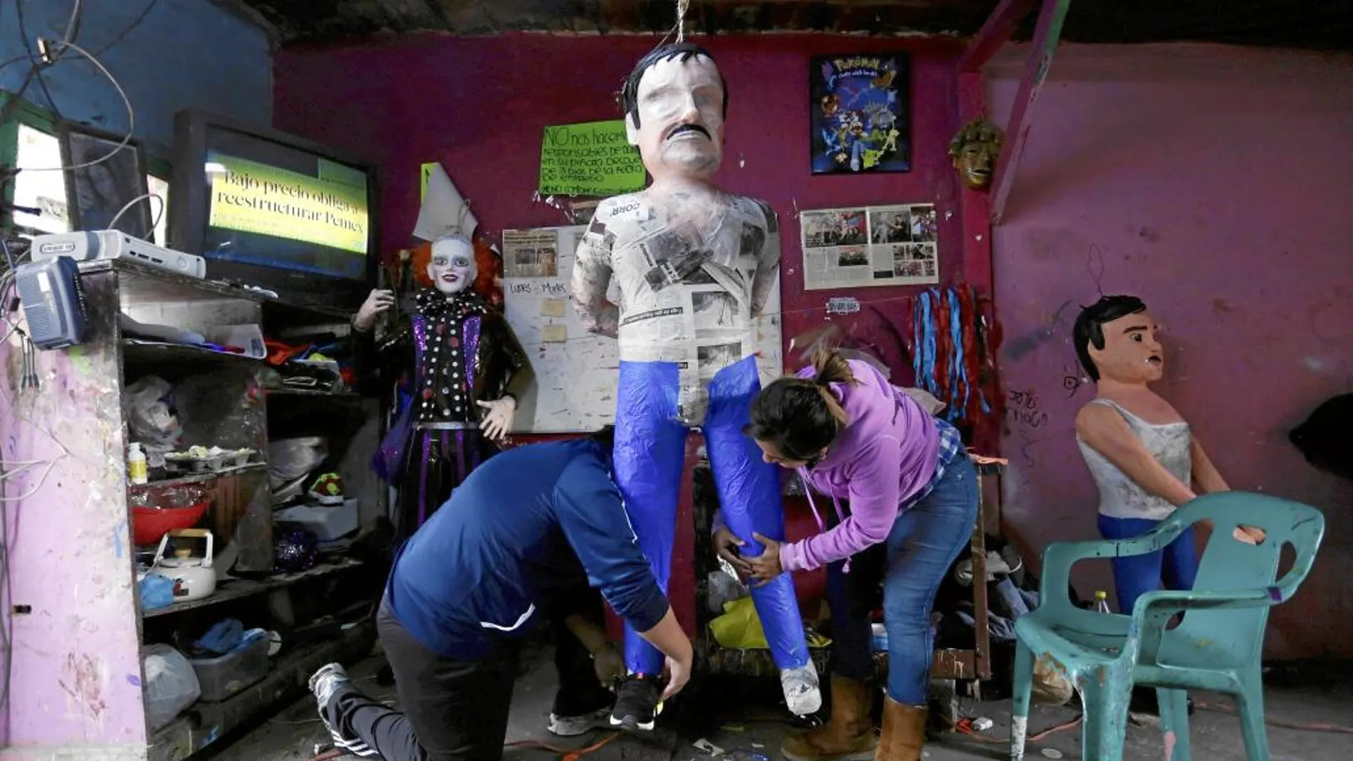 Unos artesanos preparan una piñata con la figura de «El Chapo» en Reynosa