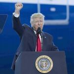 Trump pronuncia su discurso durante la presentación del avión 787-10 del fabricante Boeing en su planta de North Charleston, Estados Unidos.