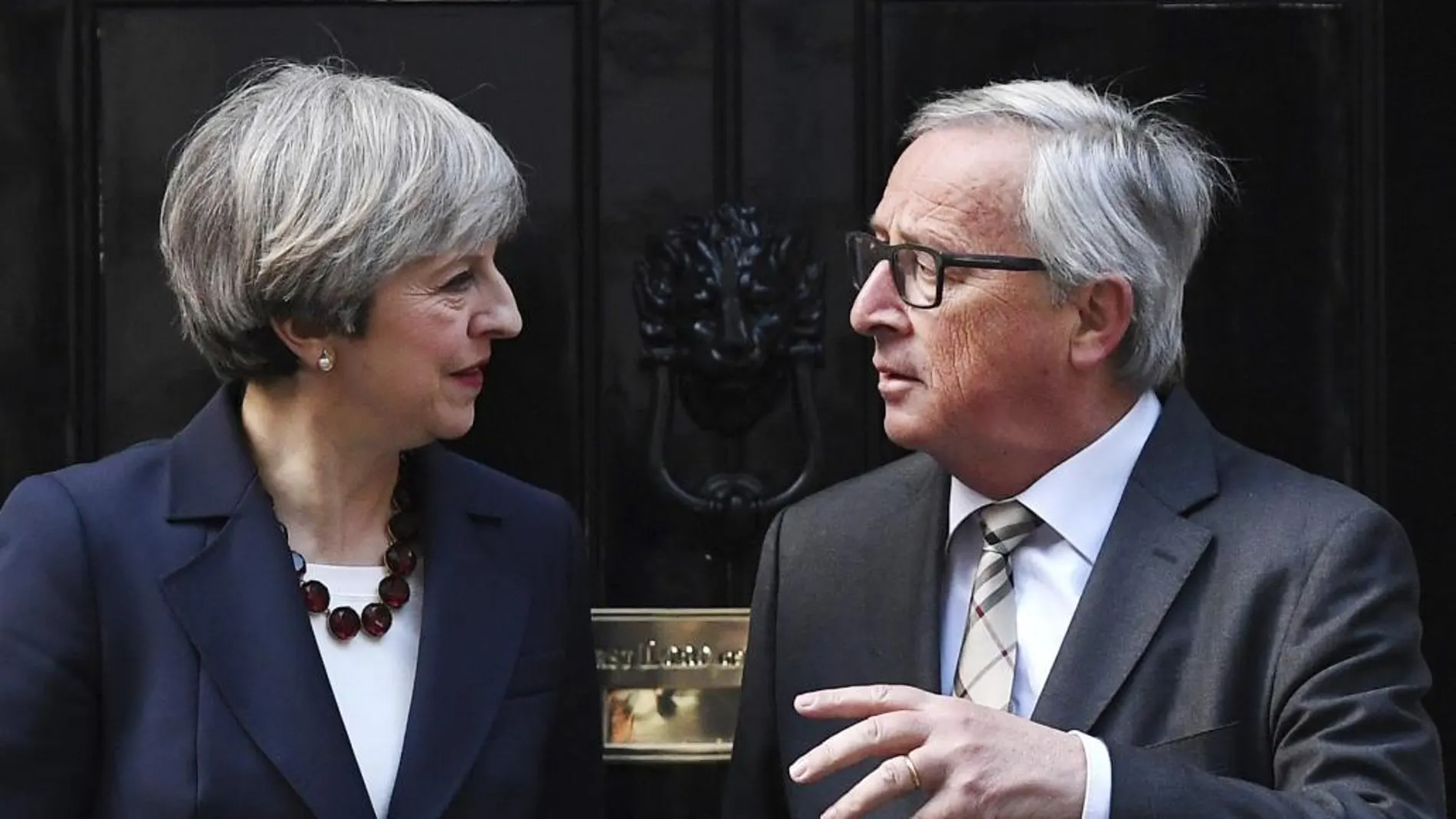 La primera ministra Theresa May junto al presidente de la Comisión Europea Jean-Claude Juncker (d) en el número 10 de Downing Street en Londres