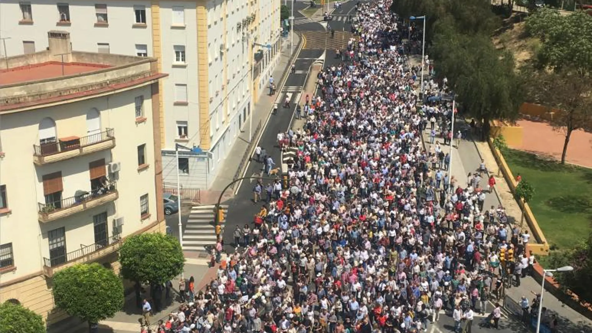 Un momento de la manifestación que partió desde el antiguo estadio Colombino de Huelva