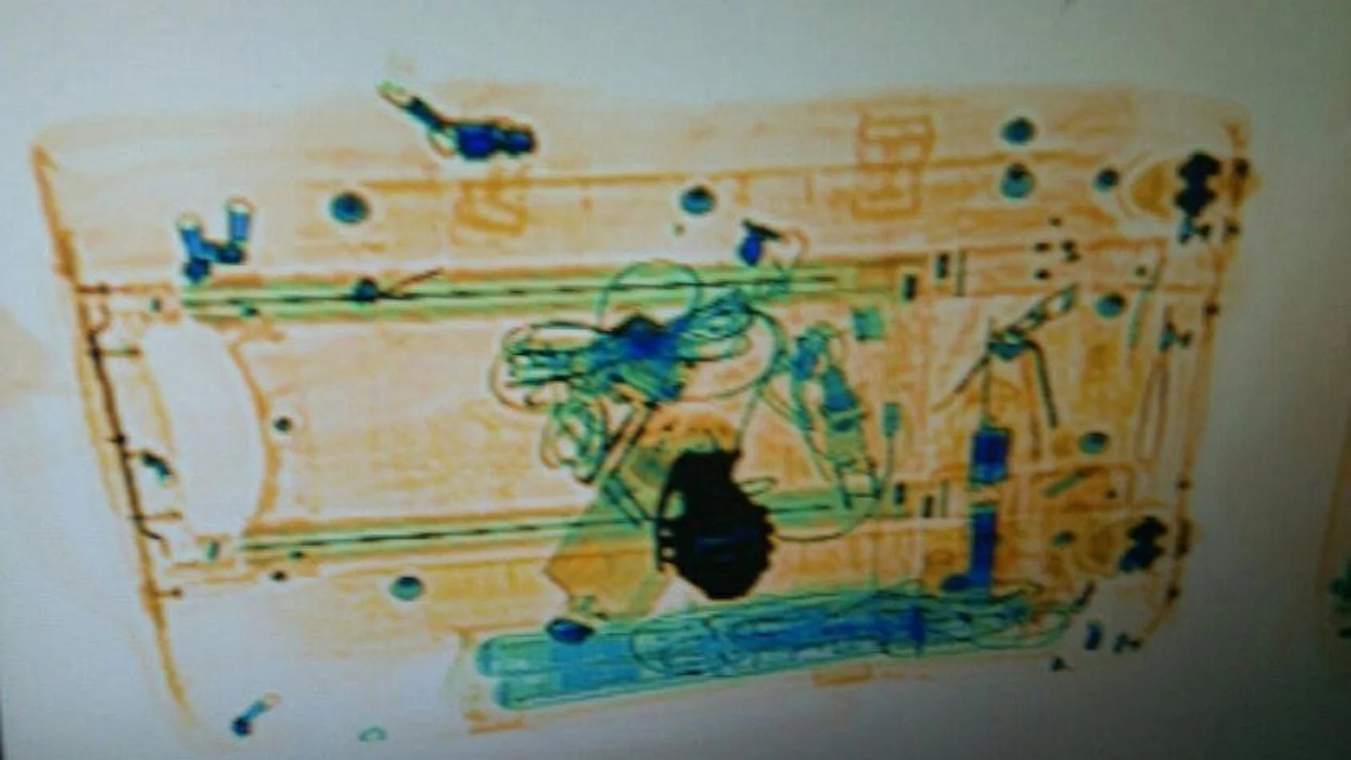 Imagen escaneada del supuesto explosivo que era en realidad la hebilla de un cinturón con forma de granada. EFE/Mossos d'Escuadra