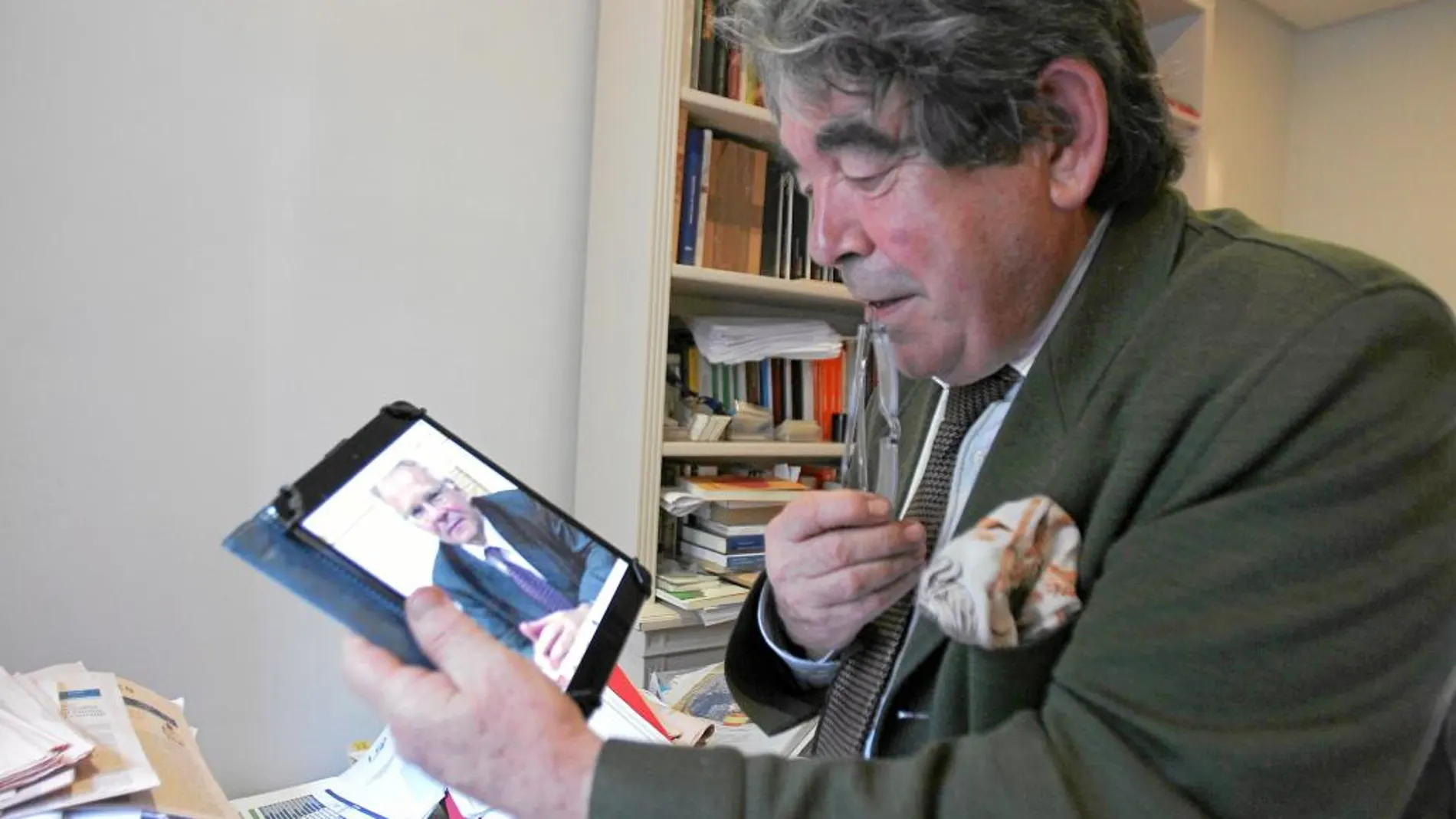 Tom Burns, periodista y escritor, durante el video-debate con José María Marco