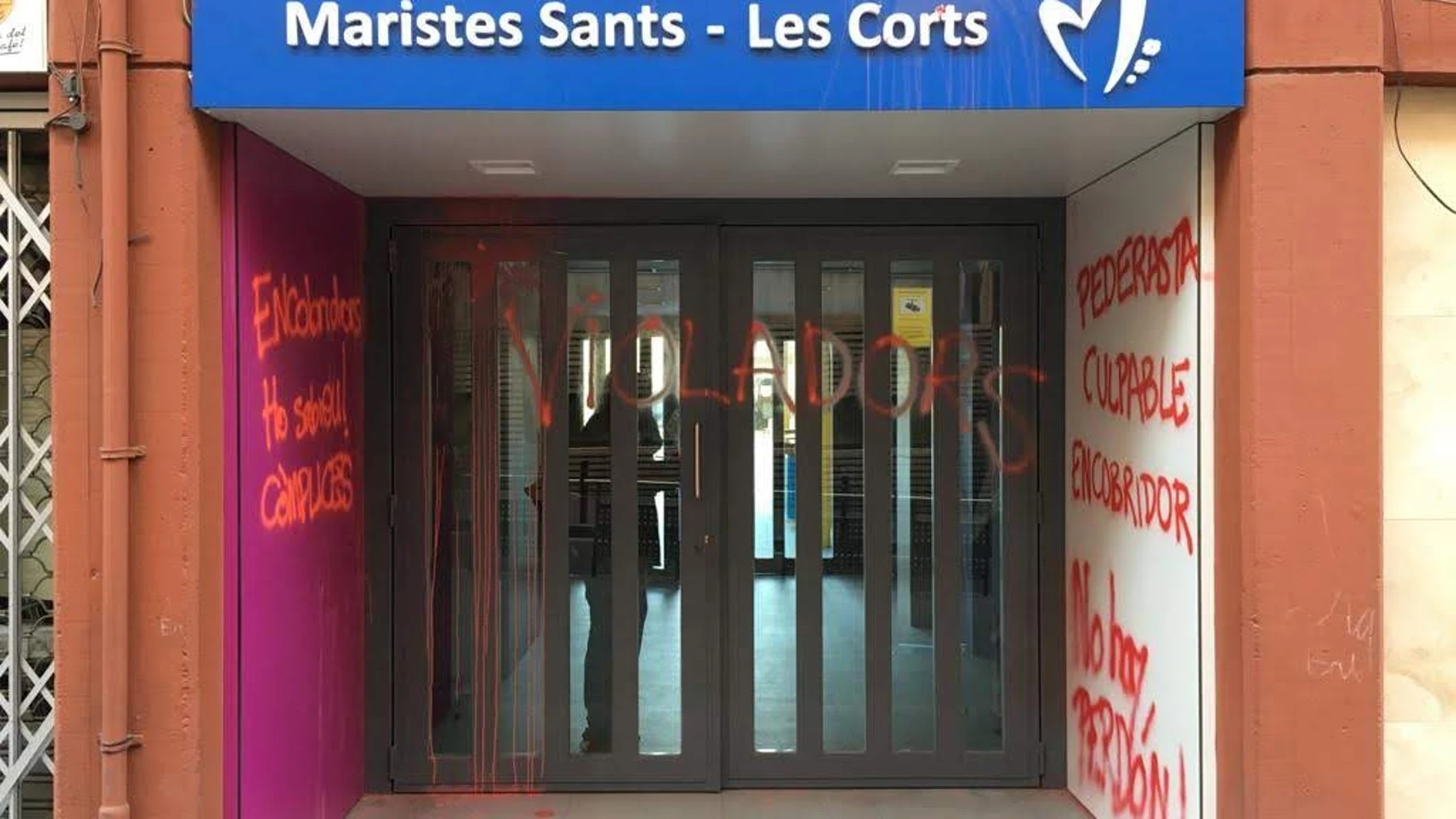 El colegio Maristas de Les Corts se llenó ayer de pintadas