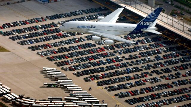 Un modelo Airbus 380 sobrevolando la planta de Hamburgo