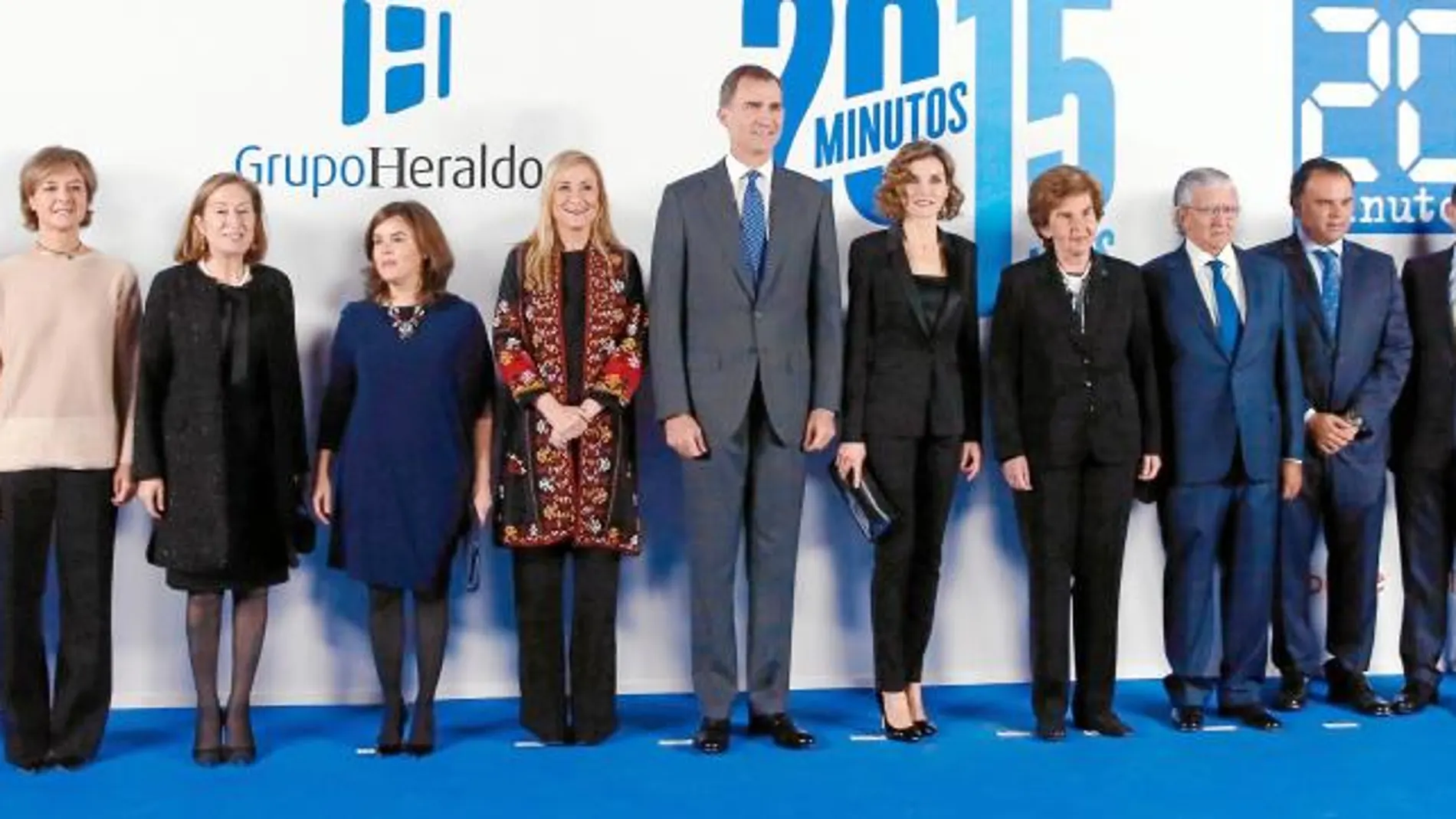 Representantes del «20 minutos» y del Grupo Heraldo junto a diferentes personalidades del Partido Popular y SS. MM. Don Felipe y Doña Letizia