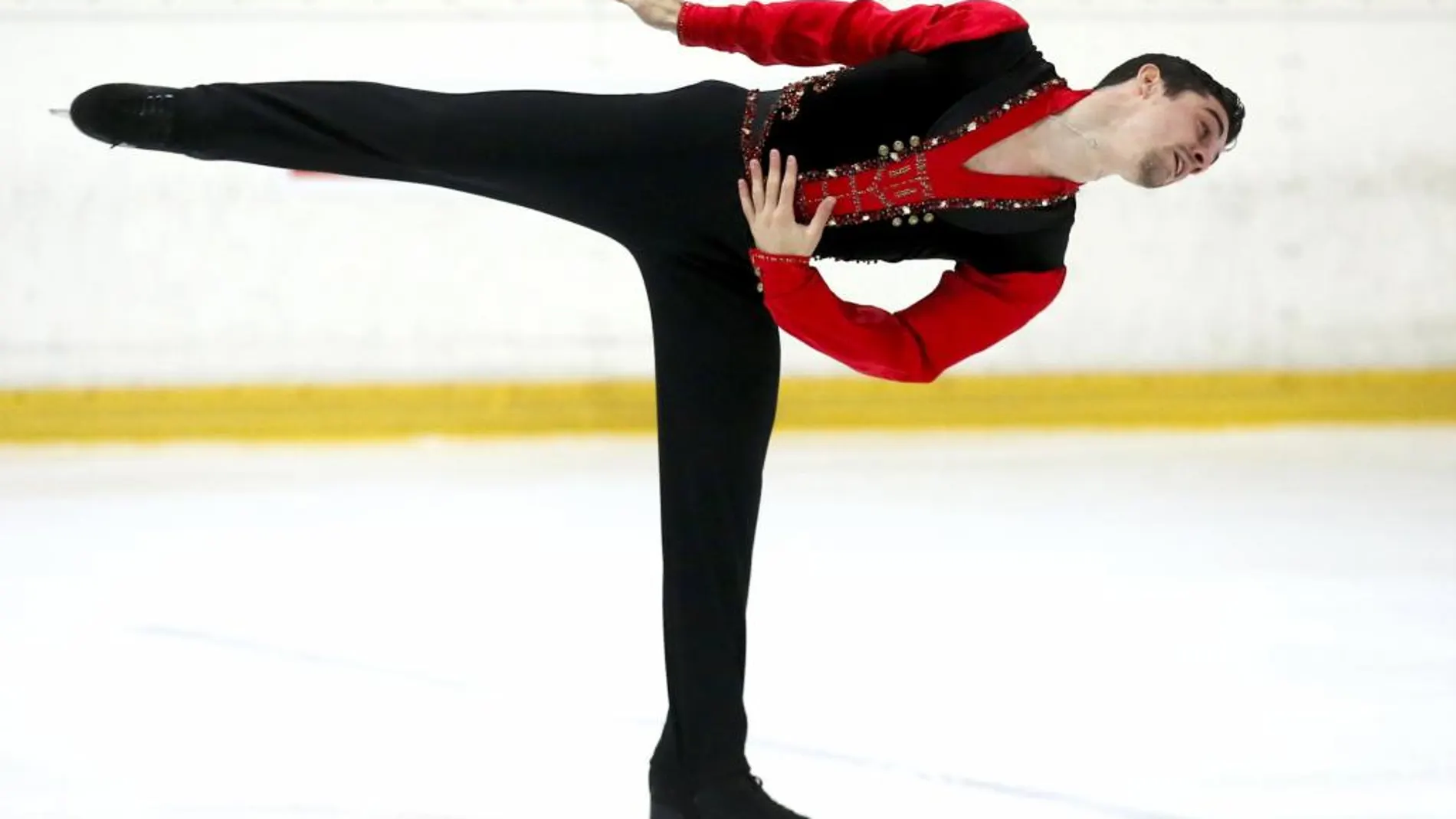 Fernandez durante su actuación en el campeonato de España de patinaje sobre hielo que se celebra en el Palacio Txuri Urdin de la capital donostiarra