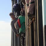 Integrantes de la caravana centroamericana intentaron ayer saltar el muro en la frontera desde Tijuana, en México, hacia el Estado de California