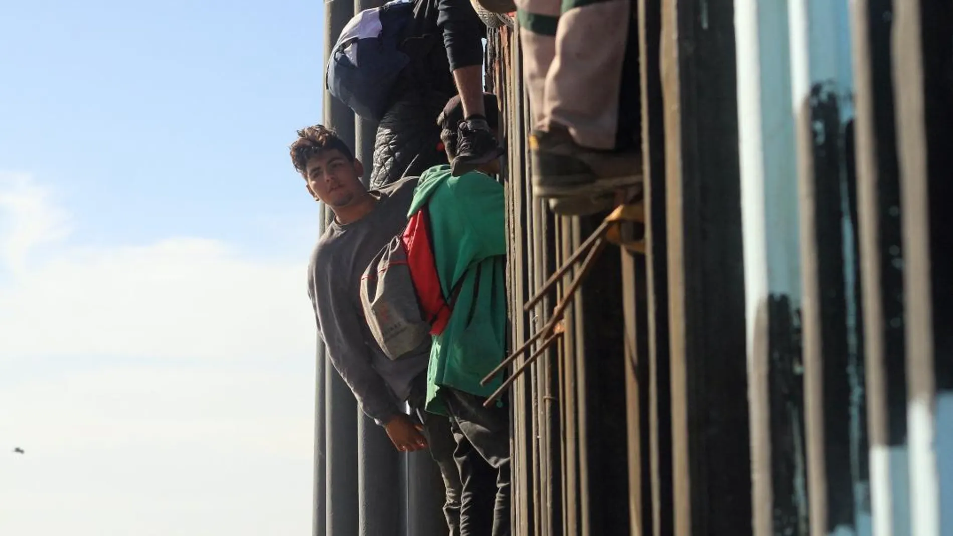 Integrantes de la caravana centroamericana intentaron ayer saltar el muro en la frontera desde Tijuana, en México, hacia el Estado de California