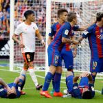 Mesi se encara con la grada después de que lanzaran botellas a los jugadores culés mientras festejan el tercer gol del equipo frenta al Valencia