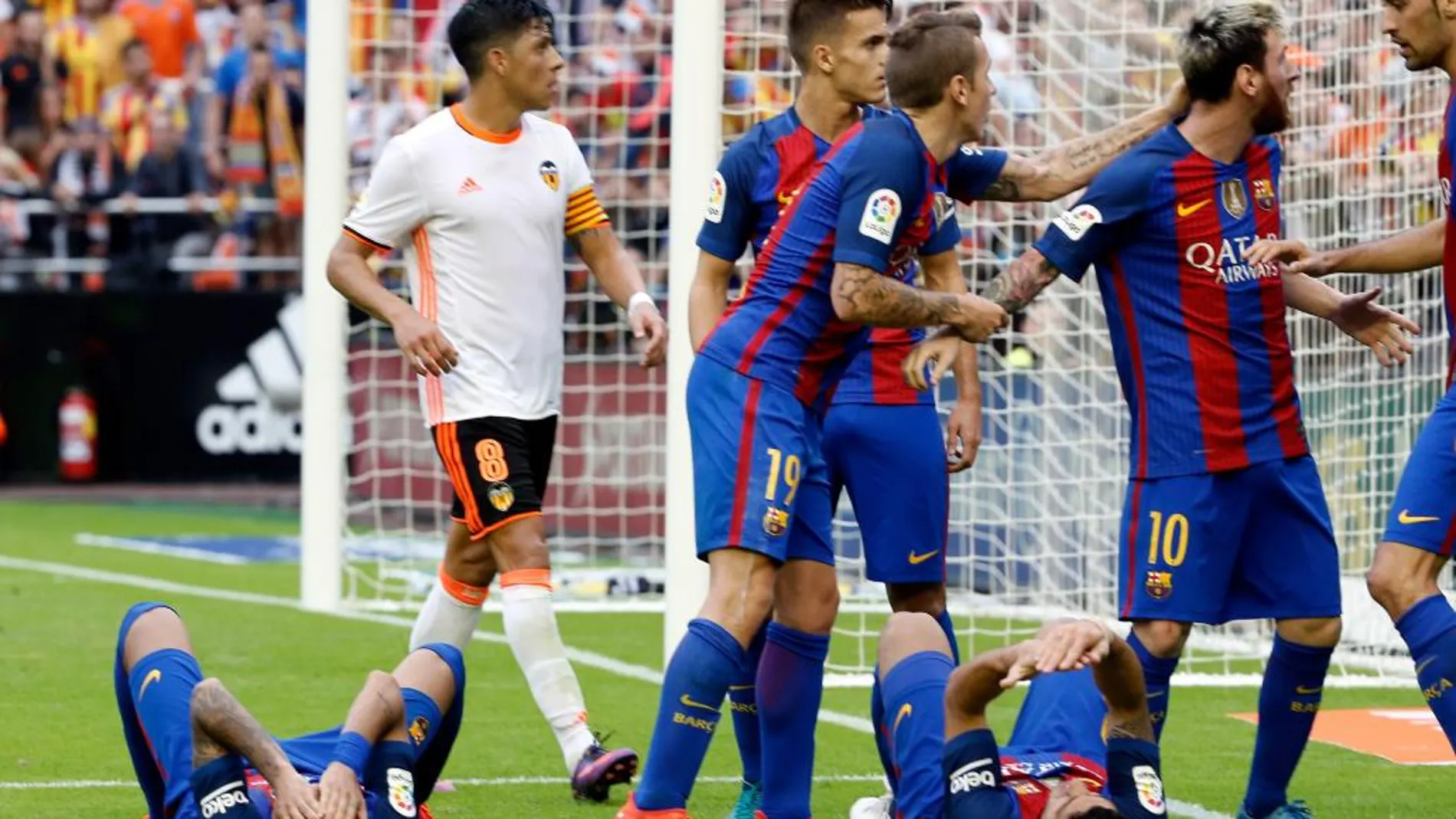 Mesi se encara con la grada después de que lanzaran botellas a los jugadores culés mientras festejan el tercer gol del equipo frenta al Valencia