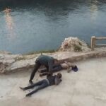 Momento en los que el agente se encontraba rescatando a los menores