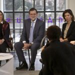 El jefe del Ejecutivo en funciones, Mariano Rajoy fondo,d), ha presidido hoy en el Campus Google un acto con mujeres emprendedoras, el día en que se celebra el Día Internacional de la Mujer.