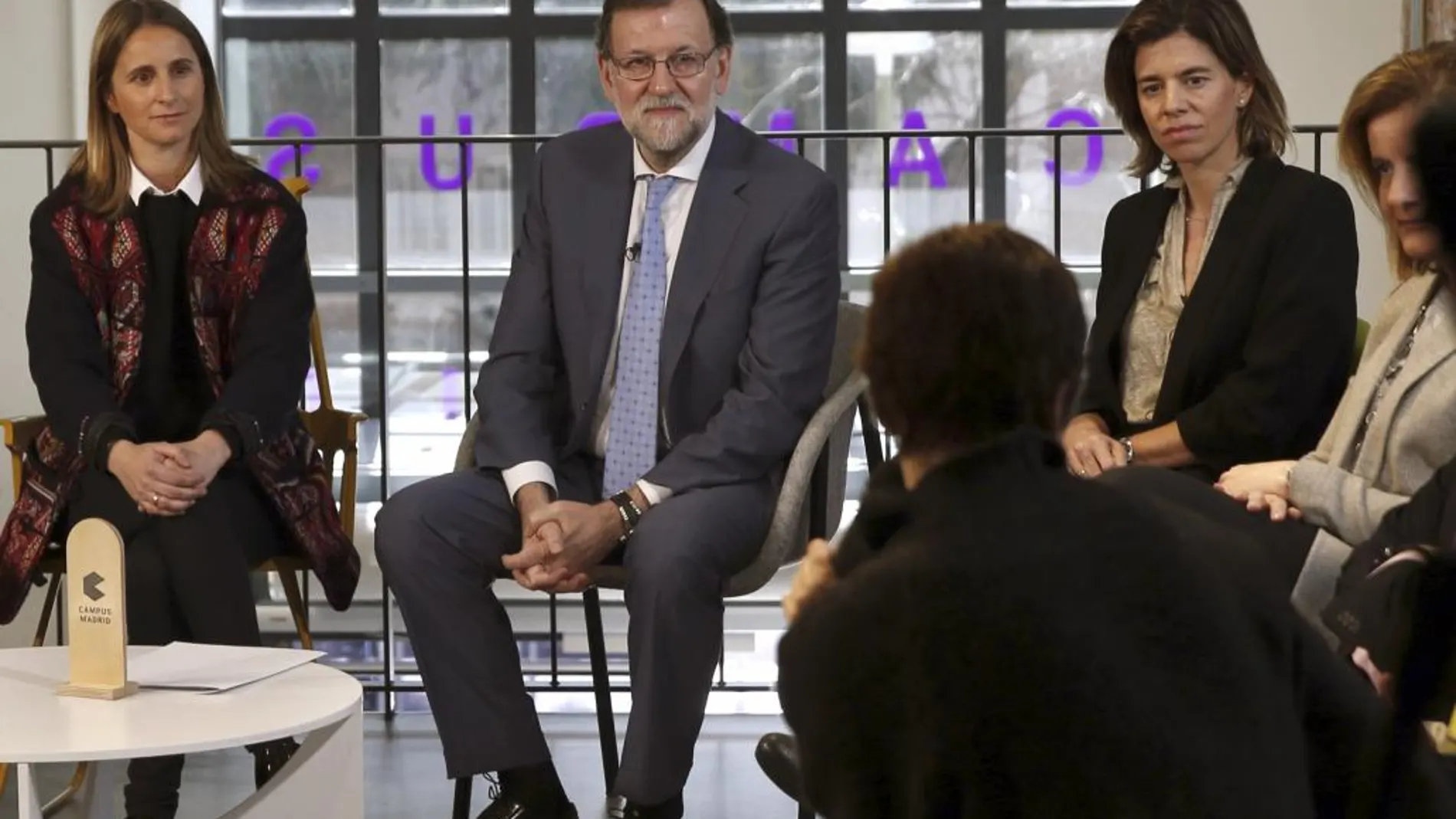 El jefe del Ejecutivo en funciones, Mariano Rajoy fondo,d), ha presidido hoy en el Campus Google un acto con mujeres emprendedoras, el día en que se celebra el Día Internacional de la Mujer.