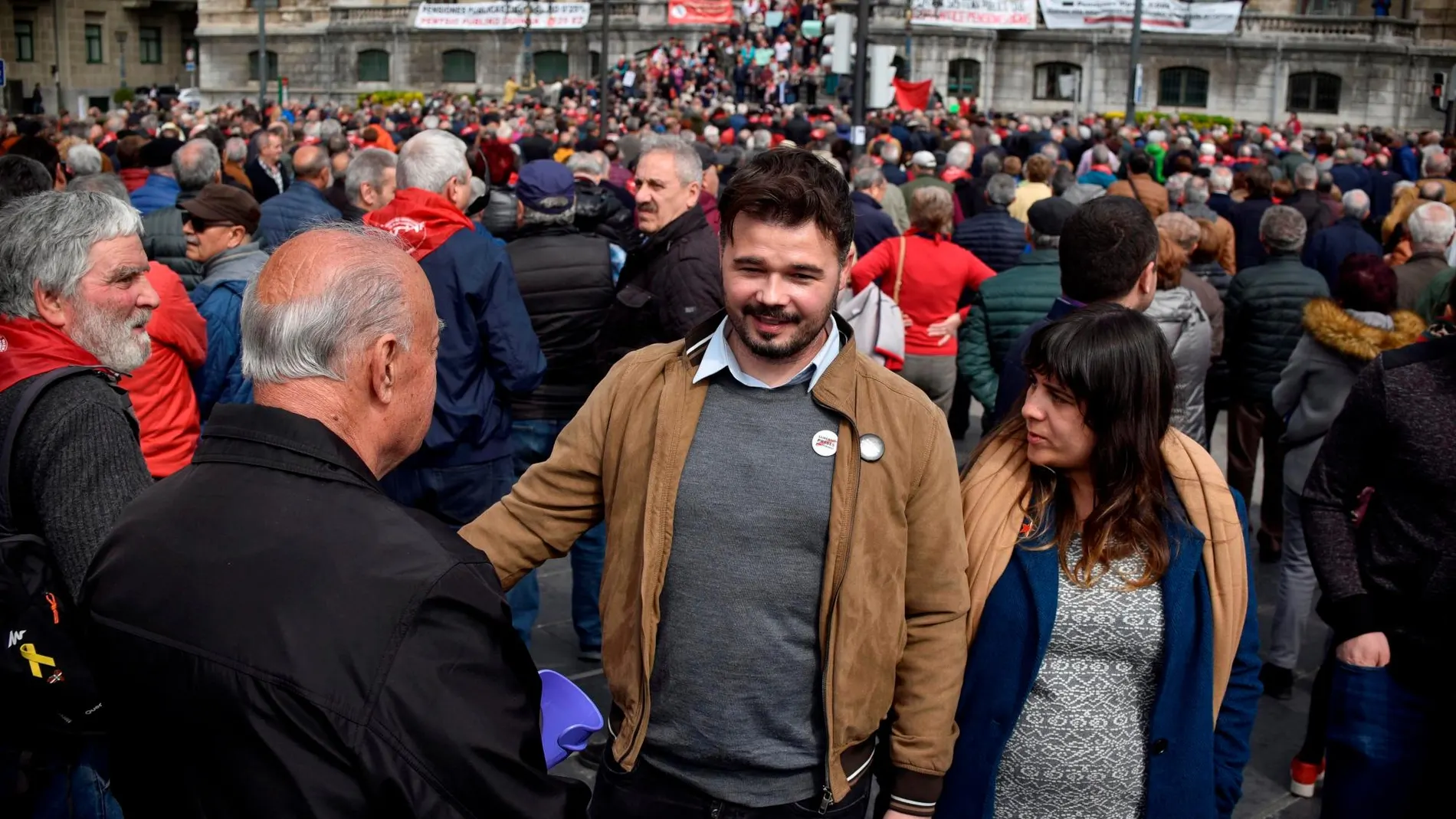 Gabriel Rufián en la concentración de pensionistas vizcaínos en el Ayuntamiento de Bilbao