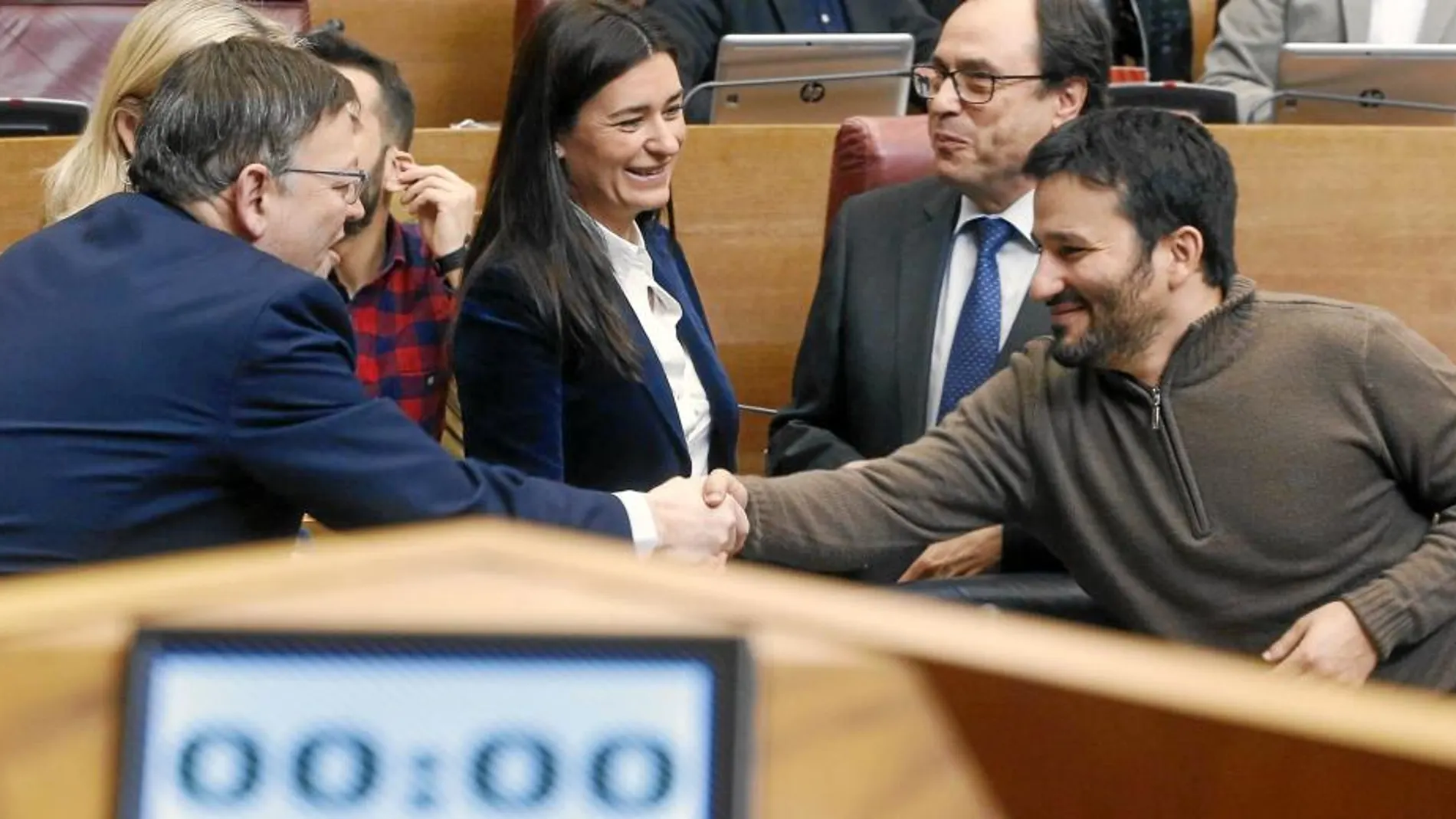 El presidente de la Generalitat, Ximo Puig, saluda al conseller de Educación, Vicent Marzà