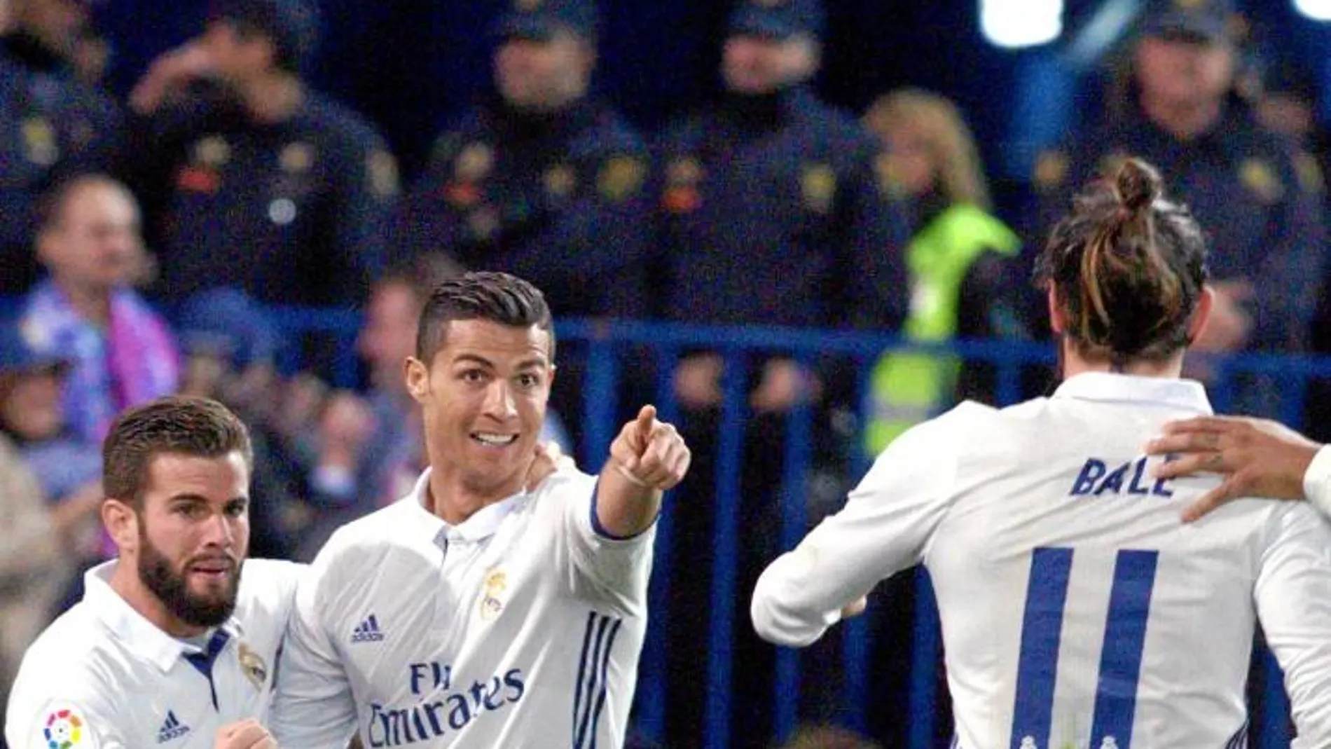 Cristiano Ronaldo celebra su tercer gol y señala a Bale, que se lo puso en bandeja