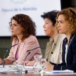 Las ministra de Educación, Isabel Celáa (c); de Hacienda, María Jesús Montero (i); y de Política Territorial, Meritxell Batet (d), durante la rueda de prensa posterior al Consejo de Ministros.