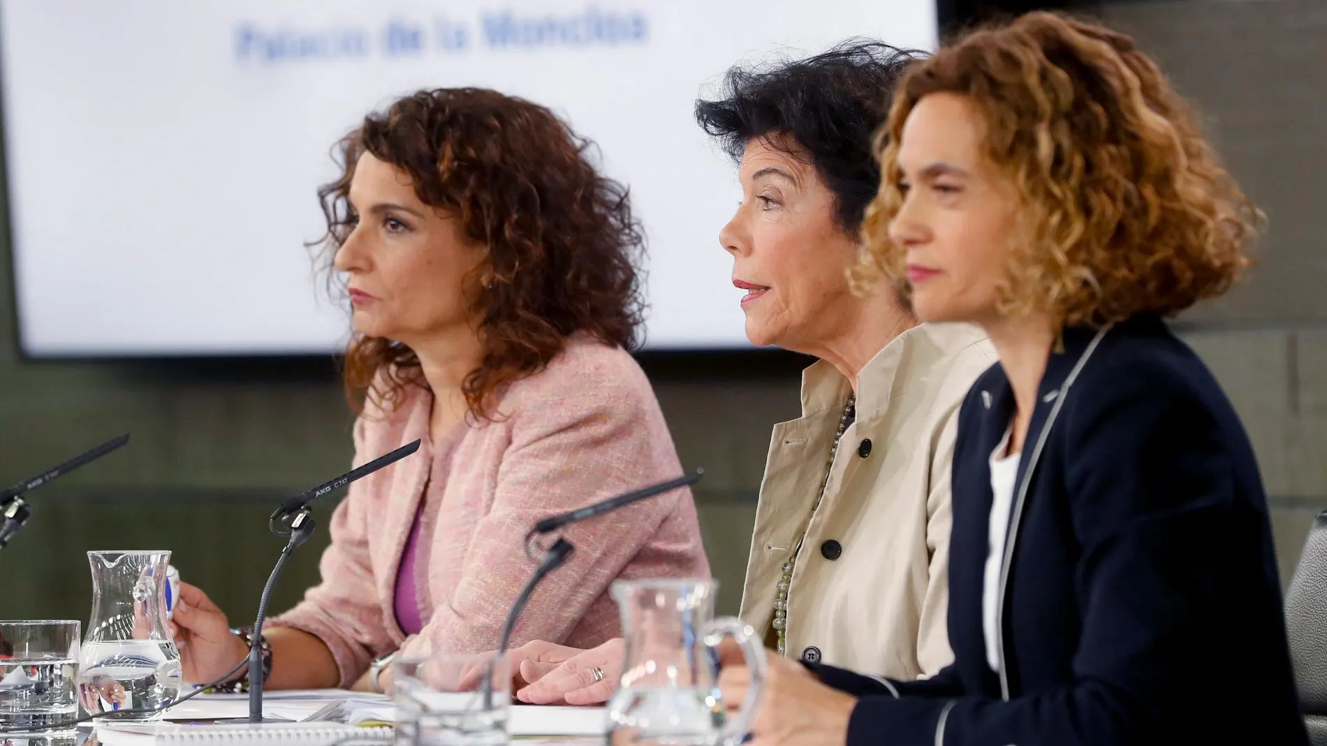 Las ministra de Educación, Isabel Celáa (c); de Hacienda, María Jesús Montero (i); y de Política Territorial, Meritxell Batet (d), durante la rueda de prensa posterior al Consejo de Ministros.