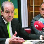 El director general de Caja Rural de Zamora, Cipriano García, responde a las preguntas de la prensa, en presencia del presidente de la entidad, Nicanor Santos, tras presentar los resultados de 2016.