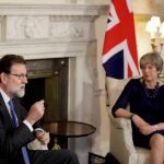 Mariano Rajoy conversa con Theresa May en Downing Street, hoy