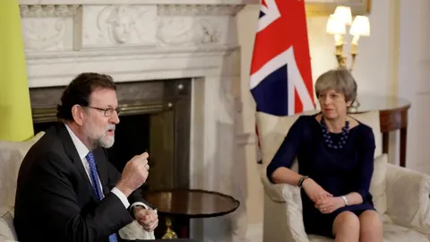 Mariano Rajoy conversa con Theresa May en Downing Street, hoy