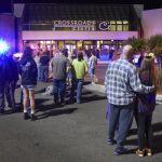 Gente junto a la entrada al centro comercial Crossroads Center en St. Cloud.