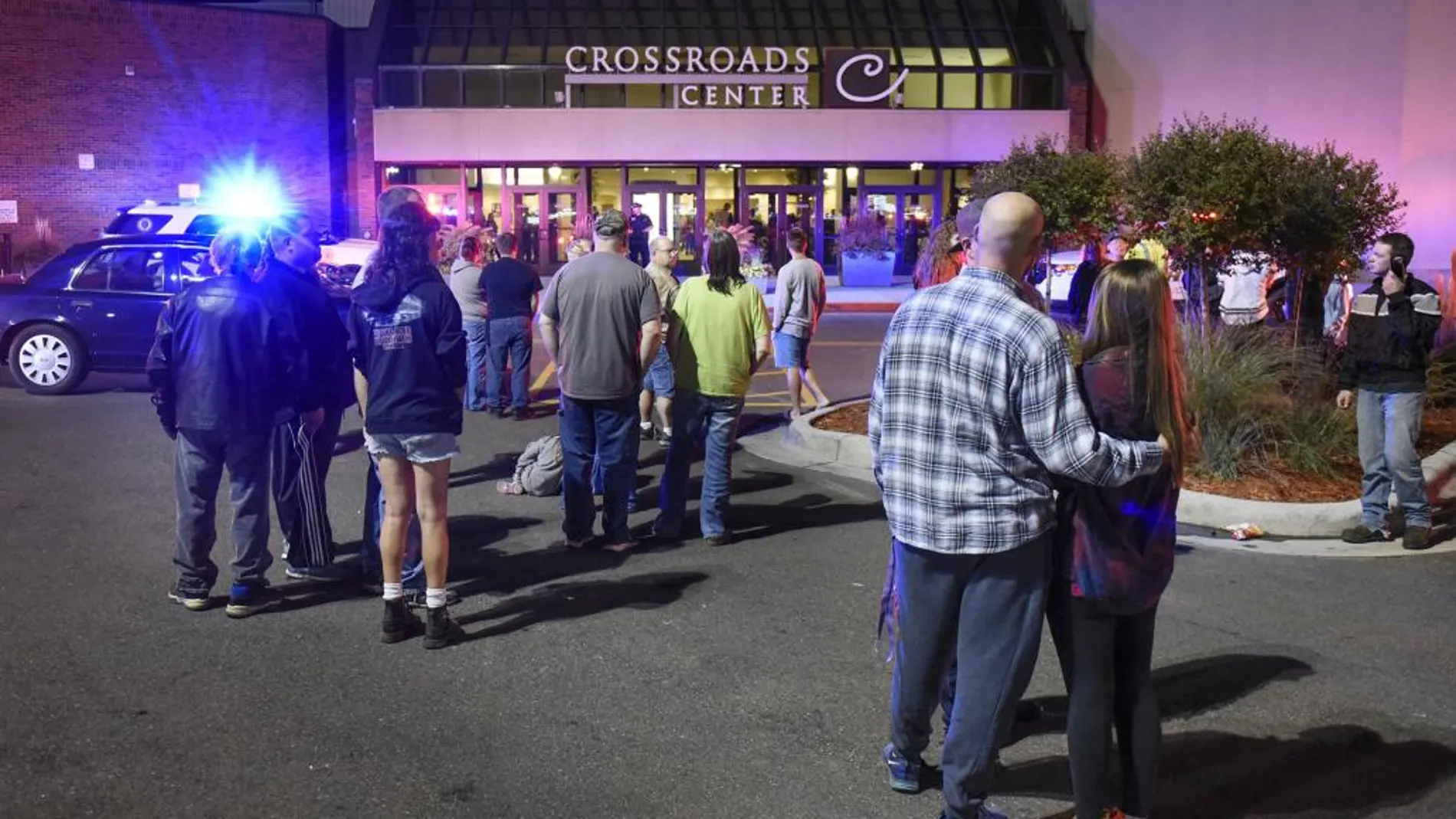 Gente junto a la entrada al centro comercial Crossroads Center en St. Cloud.