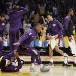El banquillo de los Lakers reacciona ante el dribling o amago de Lance Stephenson