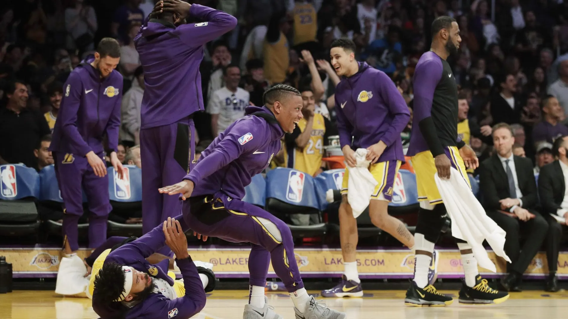 El banquillo de los Lakers reacciona ante el dribling o amago de Lance Stephenson