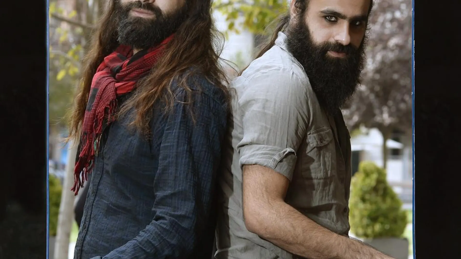 Los hermanos palestinos Tarzan y Arab Nasser, posan durante la presentación de hoy de su película "Dègradè"