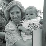 Doña Sofía sostiene a un niño durante un viaje a Costa Rica en 1991