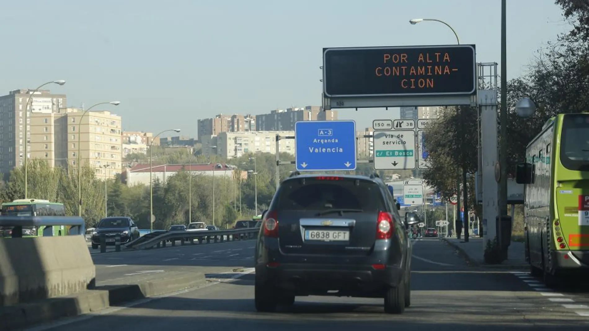 Un coche circula por la A-3 uno de los días con alta contaminación en Madrid.