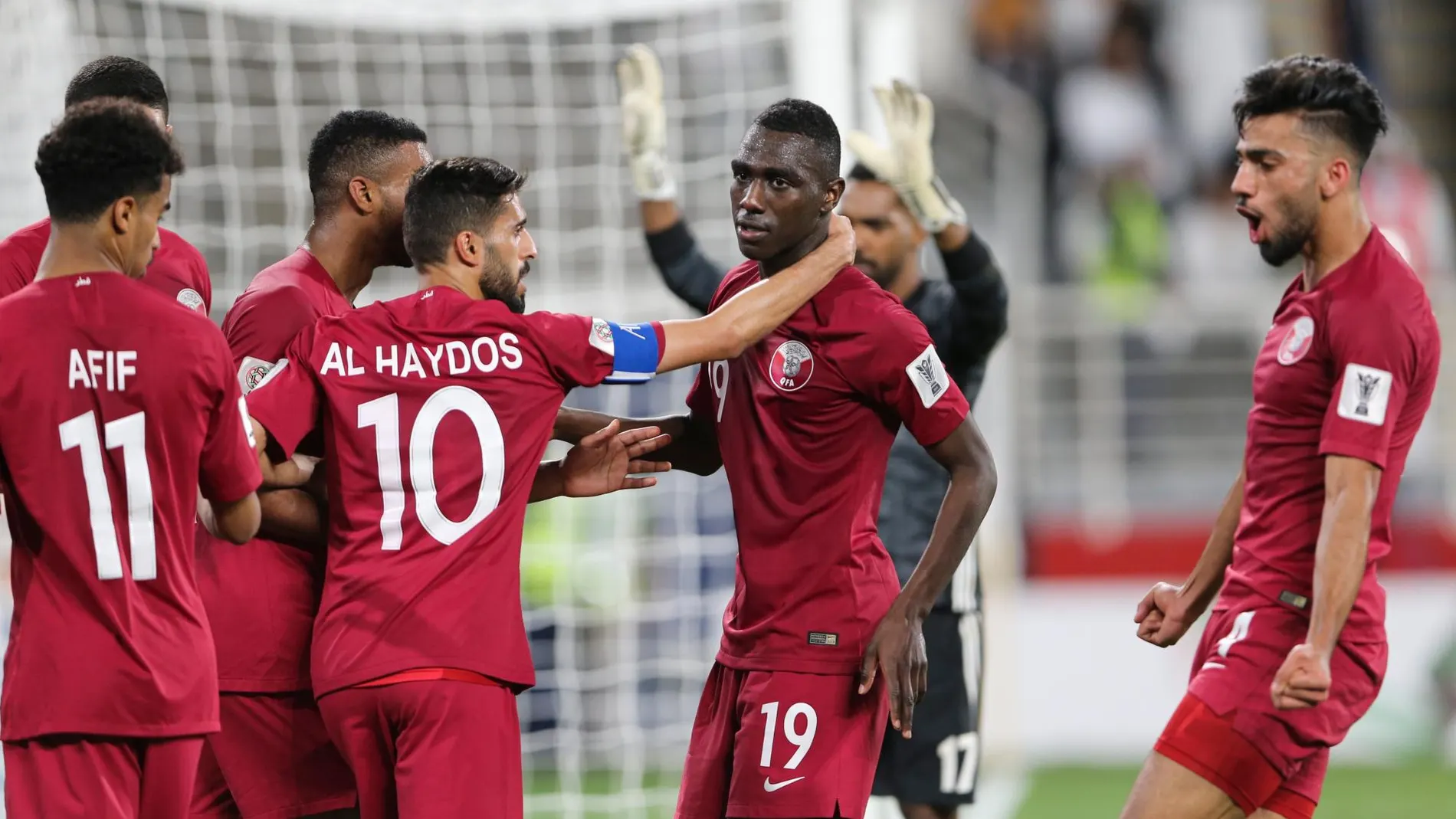 La selección de Qatar celebrando un gol en la semifinal de la Copa Asia ante Emiratos Árabes Unidos