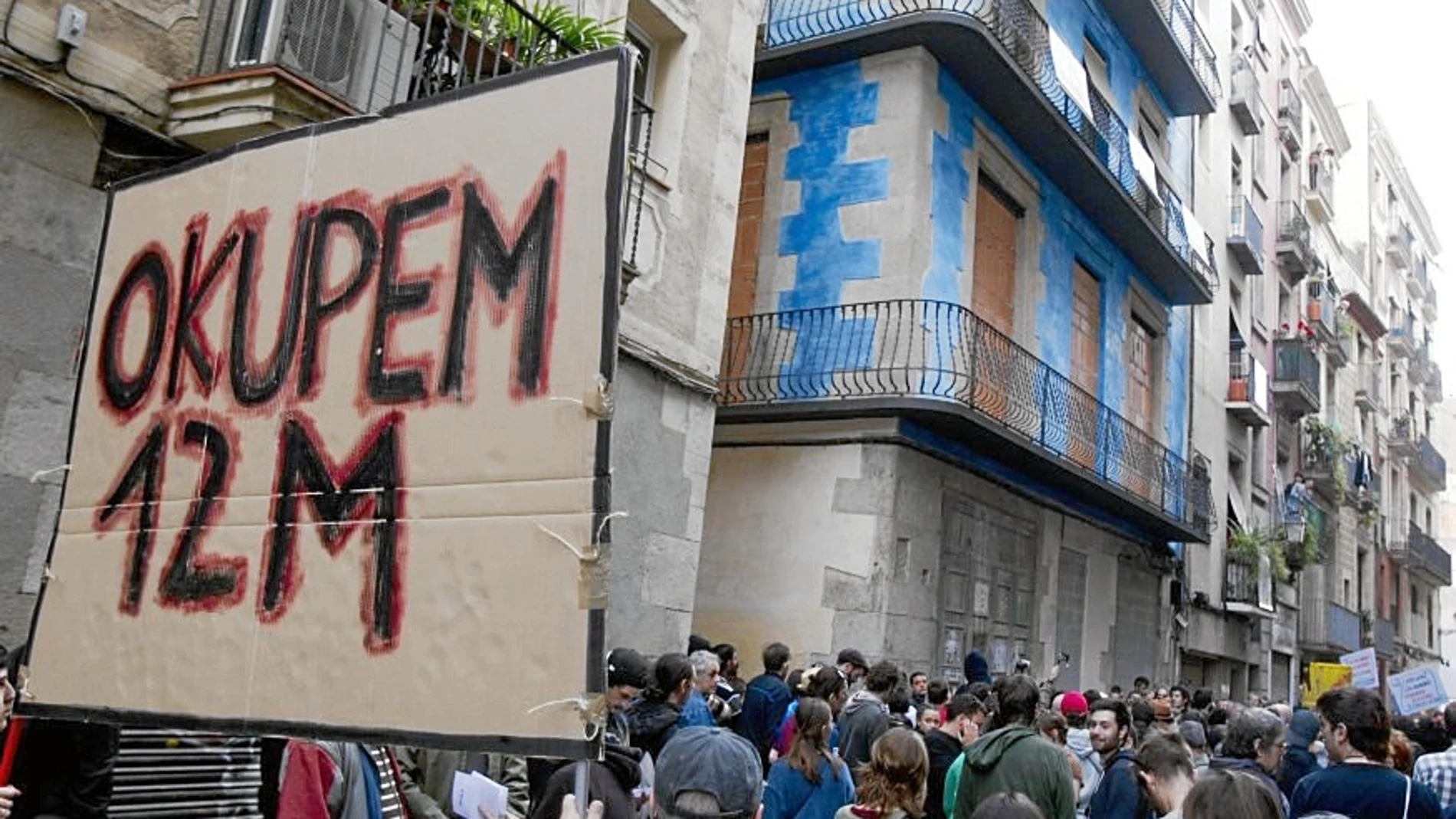 Momento en el que, finalizada la manifestación del 15-M, un grupo de indignados tomó un edificio de la calle Sant Pere Més Baix