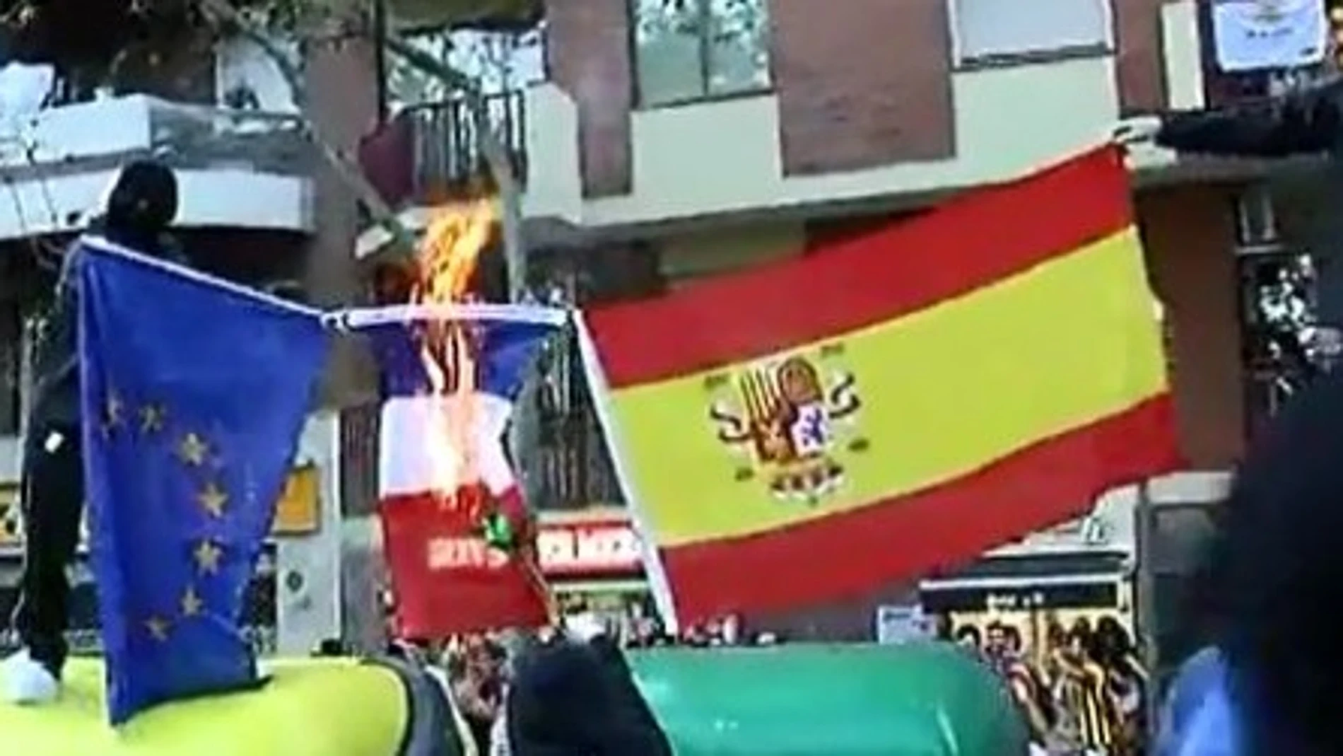 Los mossos denunciaron de oficio a tres encapuchados por ultraje a España