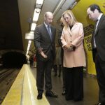 La presidenta de la Comunidad de Madrid, Cristina Cifuentes, durante la presentación hoy del programa de obras con las que modernizarán y mejorarán 23 estaciones