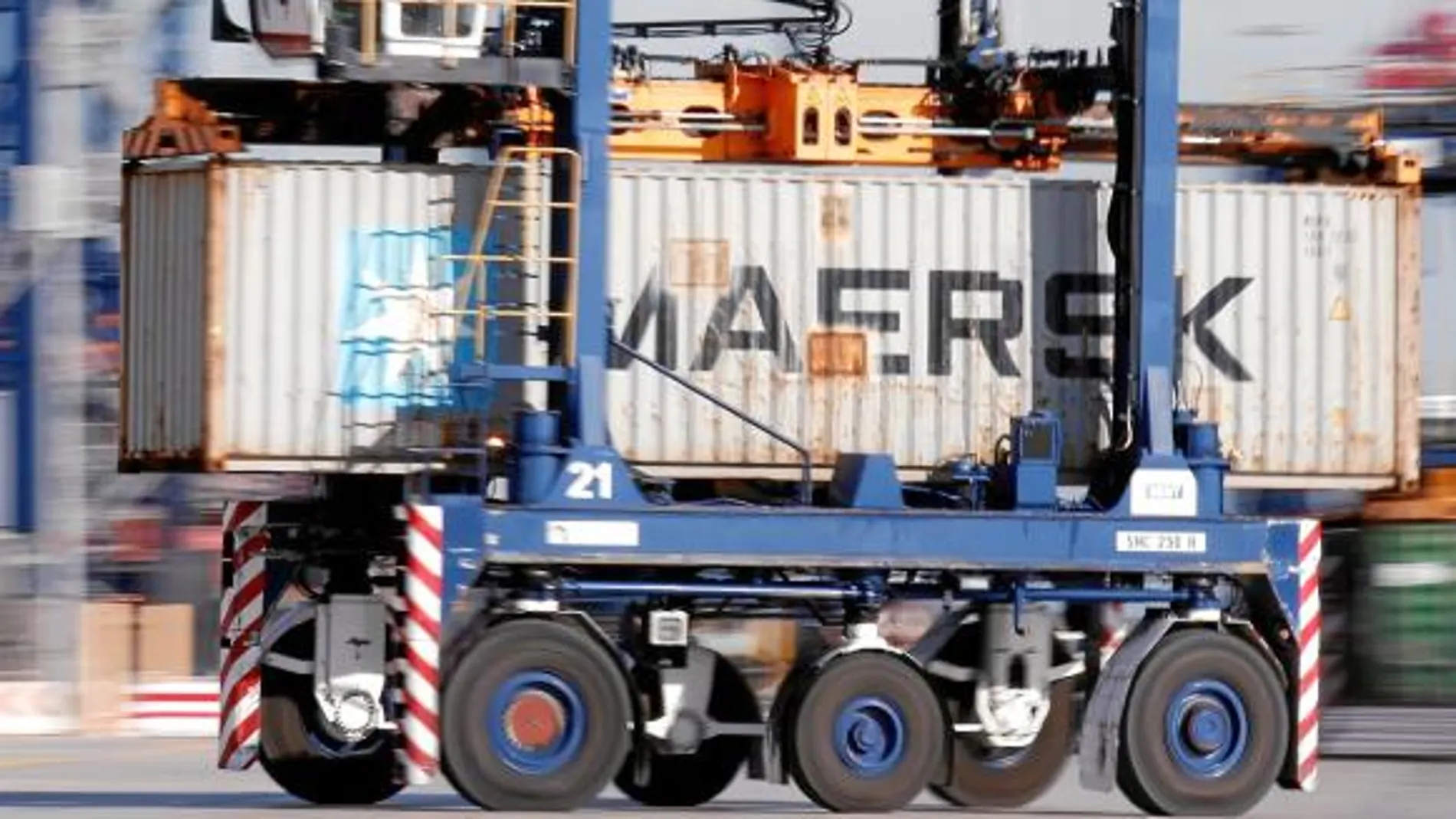 Transporte de contenedores en el puerto de Barcelona, uno de los más afectados por el conflicto