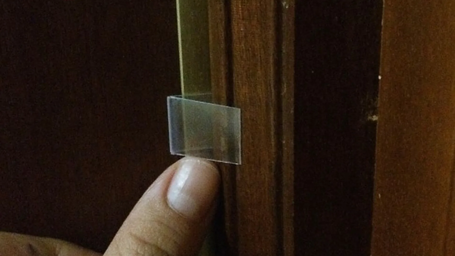 Las tiras de plástico transparente son unos marcadores muy eficaces para saber si hay alguien en la vivienda.