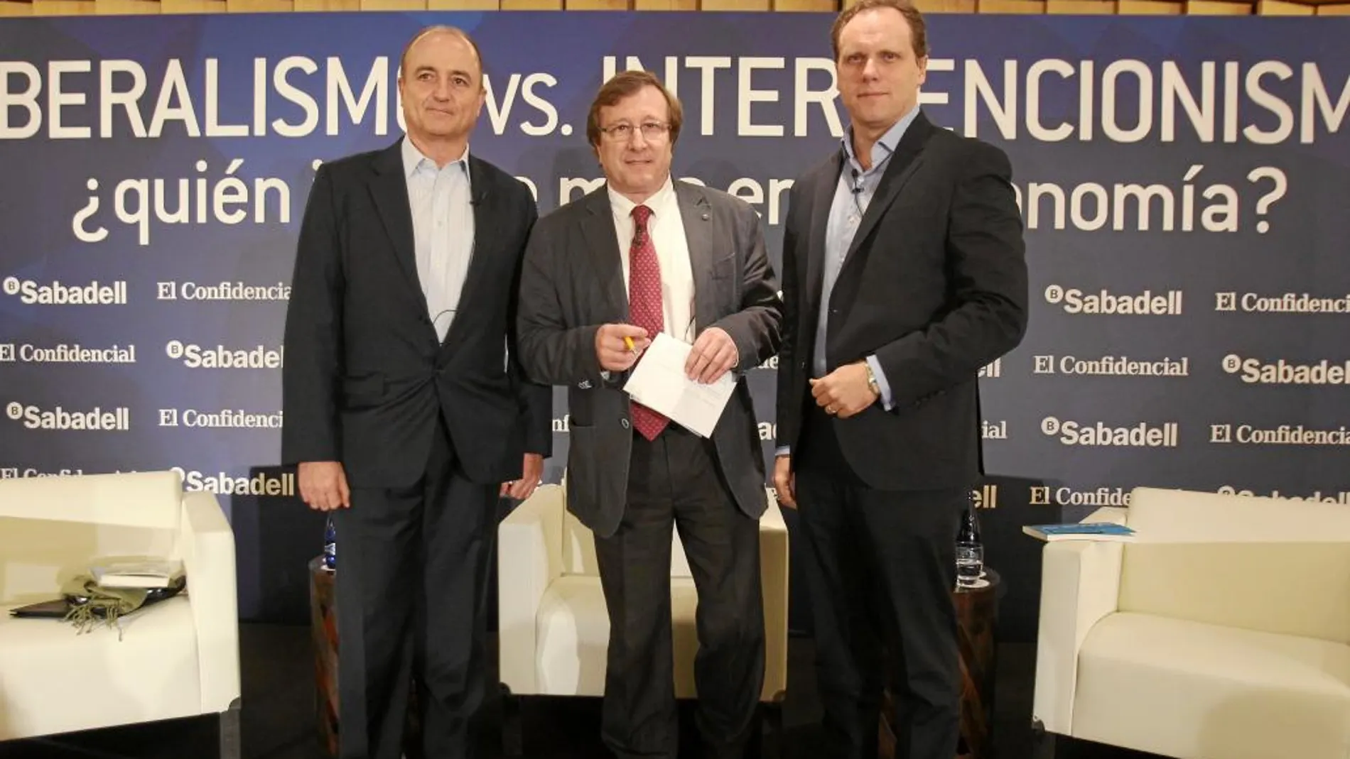 De izquierda a derecha, Miguel Sebastián, Carlos Sánchez y Daniel Lacalle, ayer, en un debate organizado por «El Confidencial»