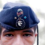 Un miembro de las FARC, con chapas de Marulanda y el «Che» Guevara en la gorra