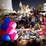 Un grupo de personas se reúne en un homenaje a las víctimas improvisado en una avenida de Las Vegas. A la izquierda, el autor de la masacre y su novia
