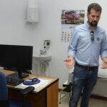 Luis Tudanca visita un consultorio con ordenadores pero sin Internet