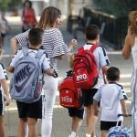 Un grupo de niños acude al colegio, antes de que se decretara la alerta sanitaria