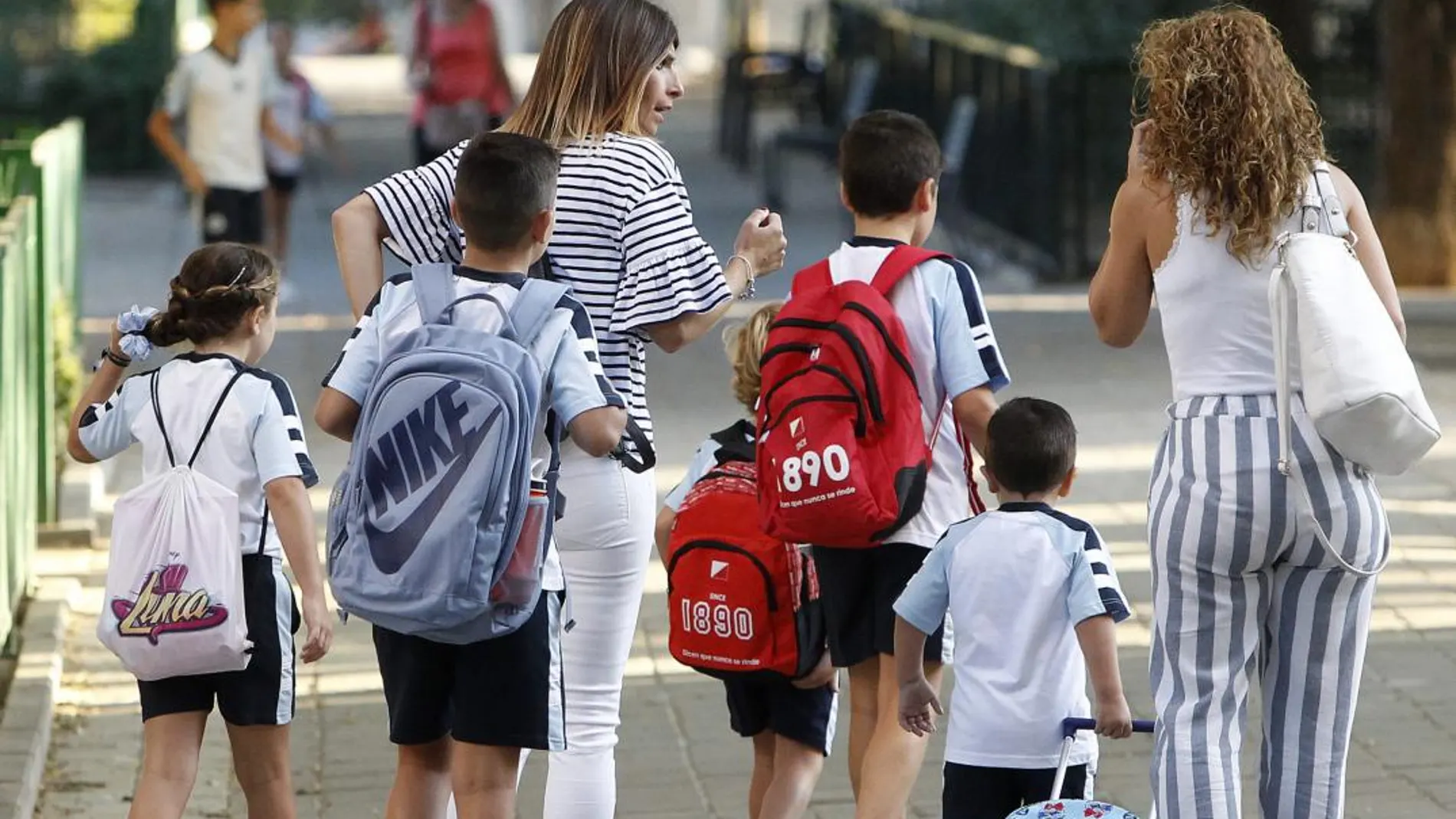 Un grupo de niños acude al colegio, antes de que se decretara la alerta sanitaria