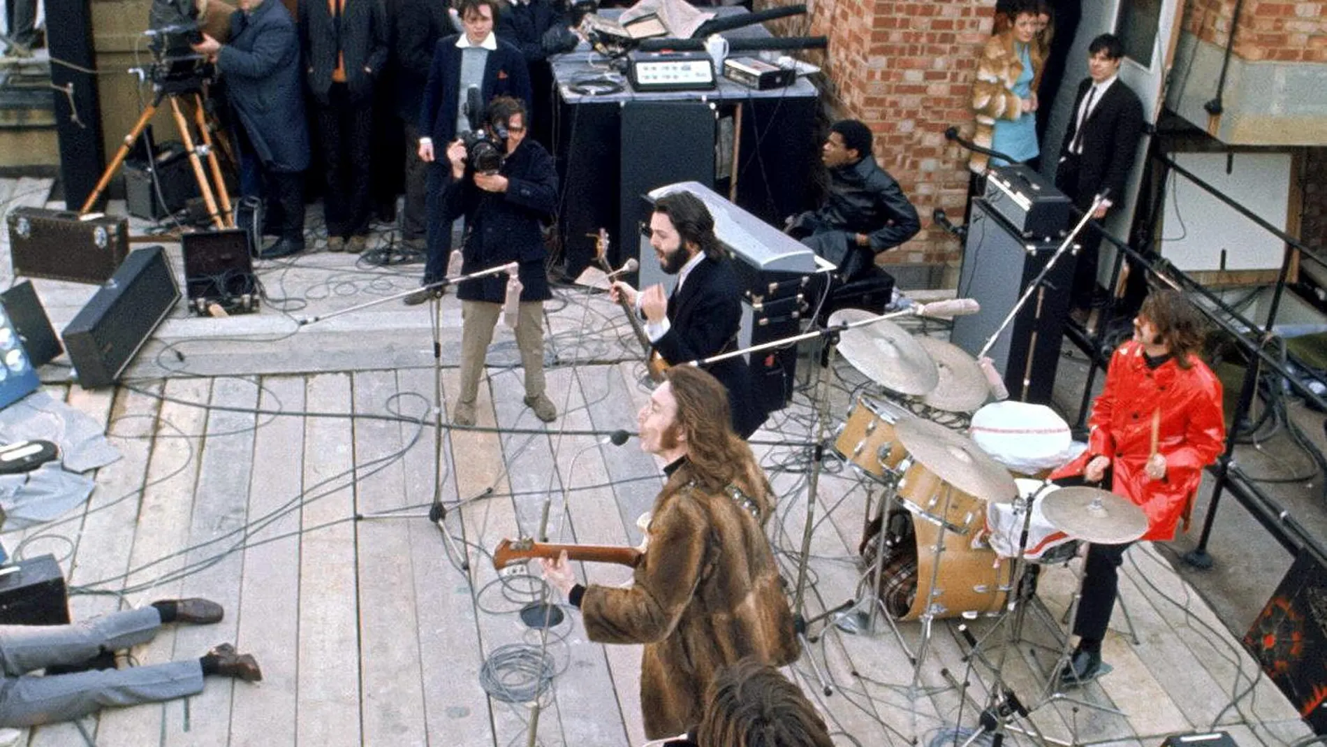 The Beatles presentando en directo el disco "Let it be", en la terraza de un edificio de Liverpoll / Foto: Efe