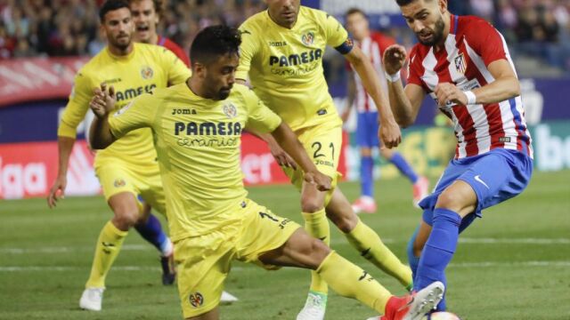 Yannick Carrasco (d) pelea un balón con Dos Santos, del Villarreal.
