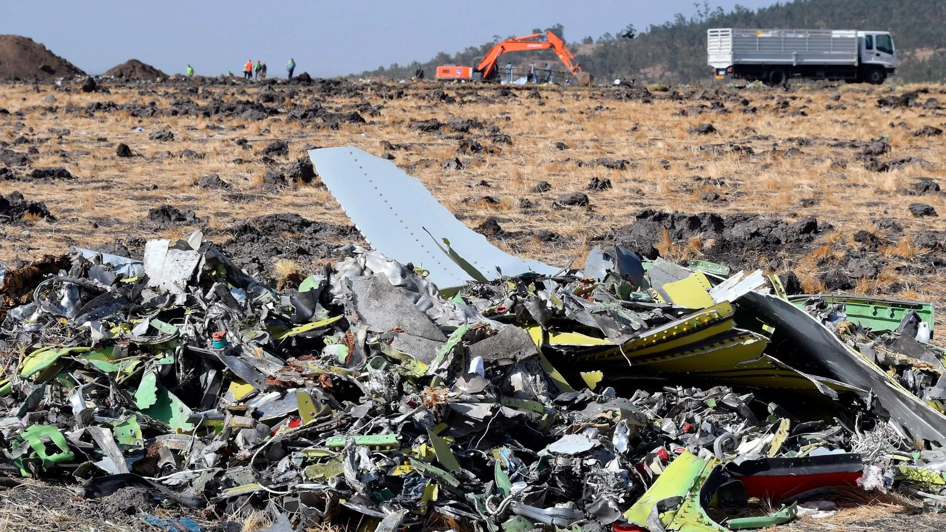 Vista de los restos del fuselaje del avión Boeing 737 MAX 8 de Ethiopian Airlines que se estrelló el domingo 10 de marzo poco después de despegar de Adís Abeba con rumbo a Nairobi